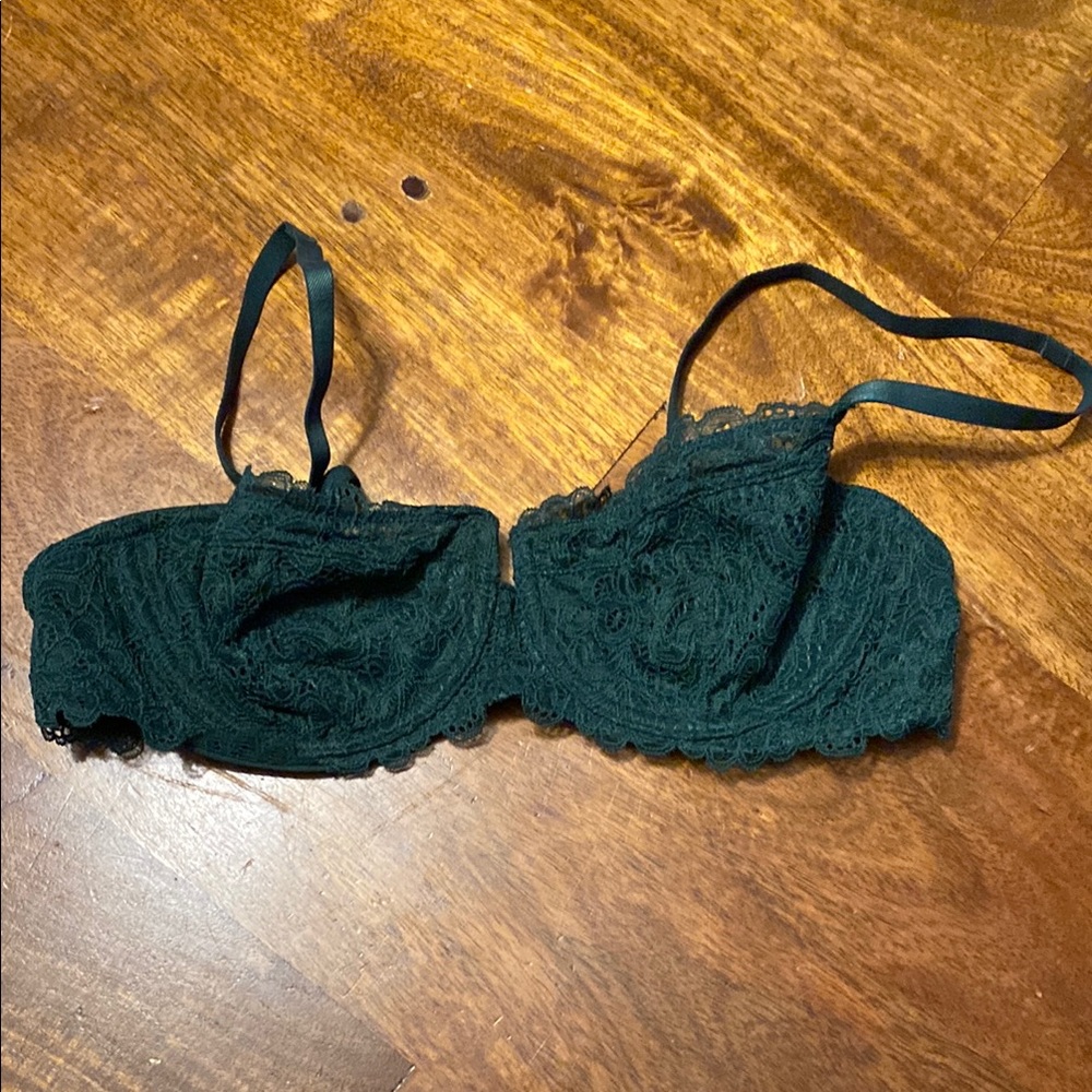 Soma Green Lace Bra with Adjustable Straps
Never worn 34 C not padded, unlined